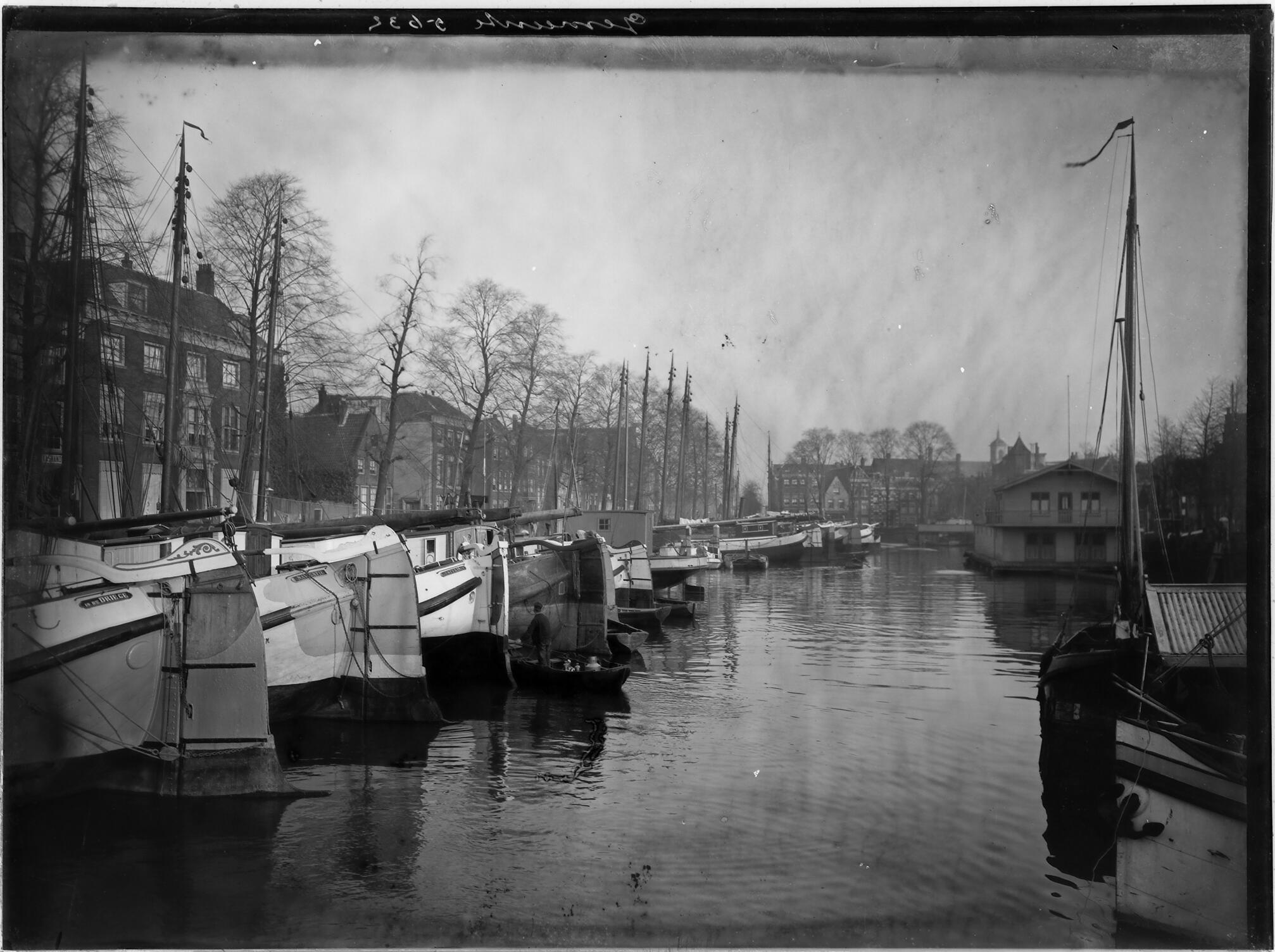 De foto van H.J. Tollens laat zien dat rond 1920 het huizenrijtje aan de Aardappelmarkt nog precies hetzelfde was